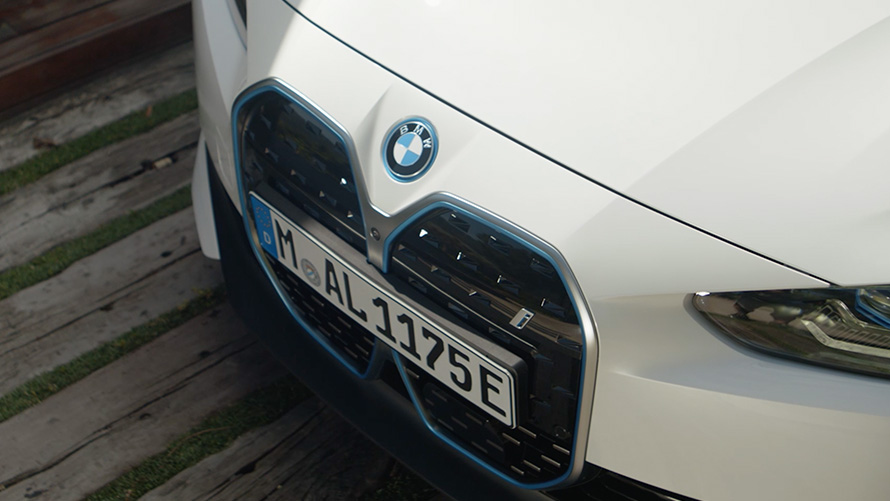 BMW i4 eDrive40 G26 2021 Mineral White ulkopuolen design esittelyssä video BMW i4 eDrive40 G26 2021 Mineral White ulkopuolen design esittelyssä video
