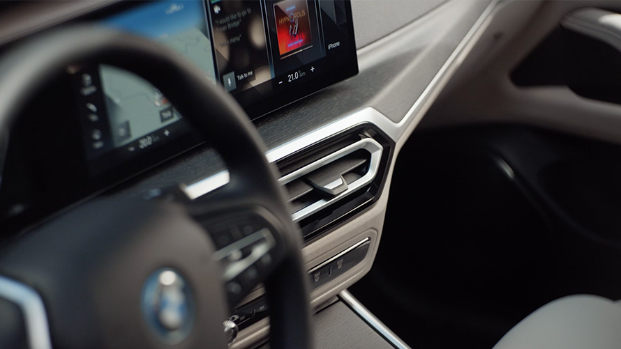 BMW i4 eDrive40 G26 2021 Mineral White sisätilan design esittelyssä video BMW i4 eDrive40 G26 2021 Mineral White sisätilan design esittelyssä video