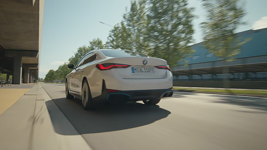 Täyssähköinen BMW i4 G26 2021 lähikuva sivukeulasta Täyssähköinen BMW i4 G26 2021 lähikuva sivukeulasta
