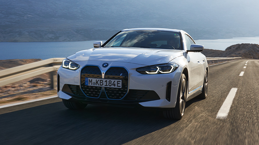 Kolmen neljäsosan näkymä edestä i4 eDrive40 G26 2021 ajava auto BMW i4 eDrive40 G26 2021 Mineral White kolmen neljäsosan näkymä ajavan auton keulasta