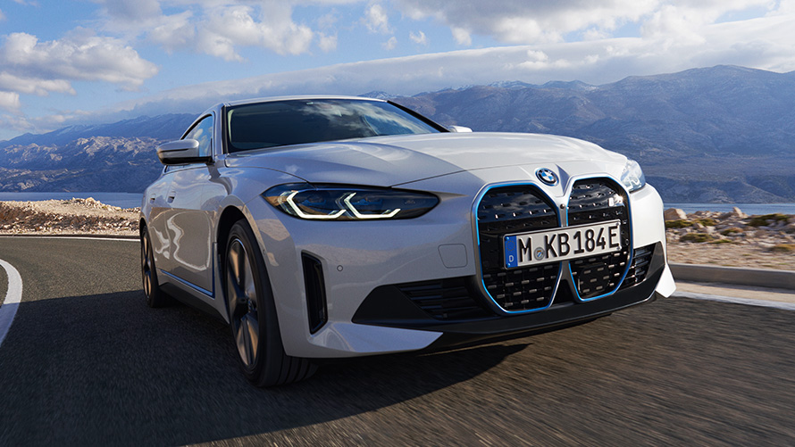 Kolmen neljäsosan näkymä edestä i4 eDrive40 G26 2021 ajava auto BMW i4 eDrive40 G26 2021 Mineral White kolmen neljäsosan näkymä ajavan auton keulasta