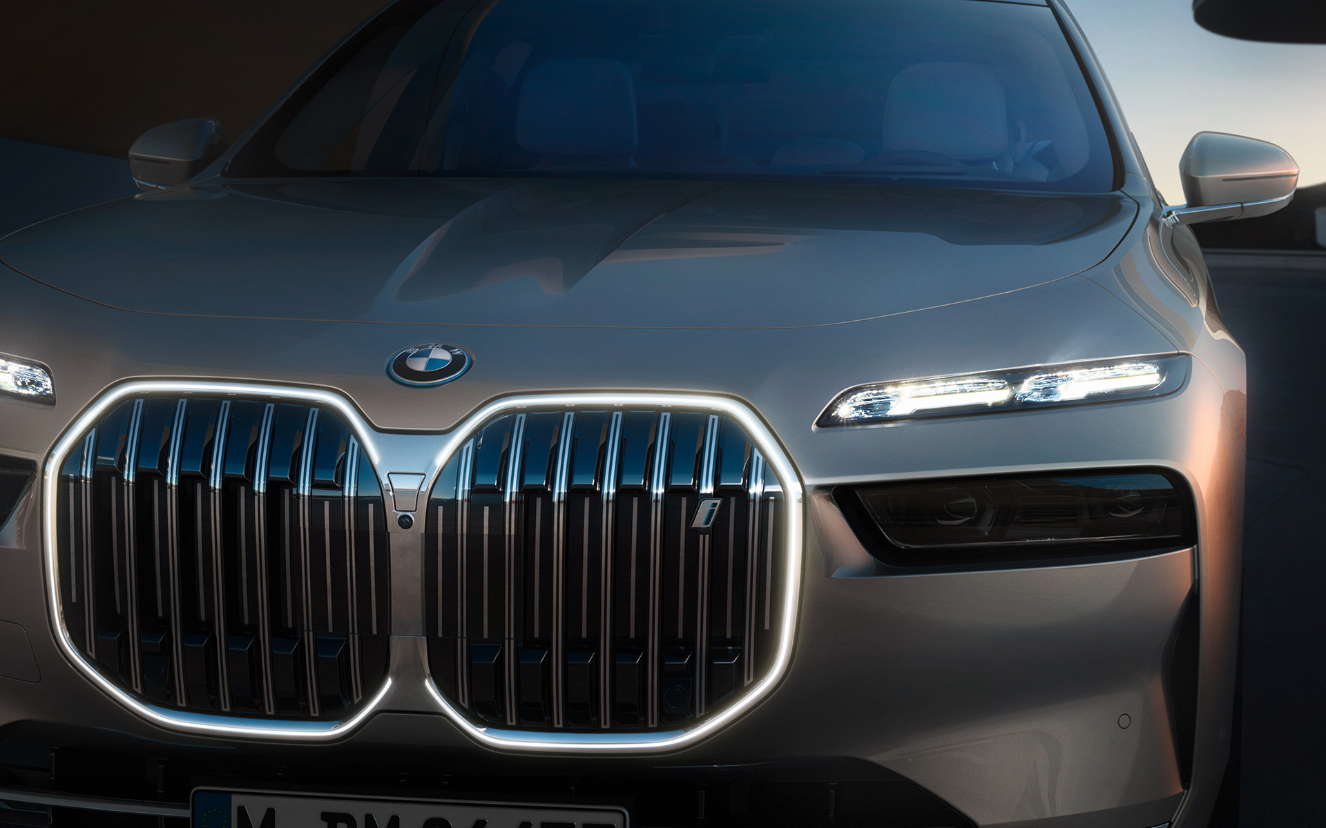BMW i7 Sedan G70 ulkopuolinen varustus BMW ”Iconic Glow” valot päälle kytkettyinä