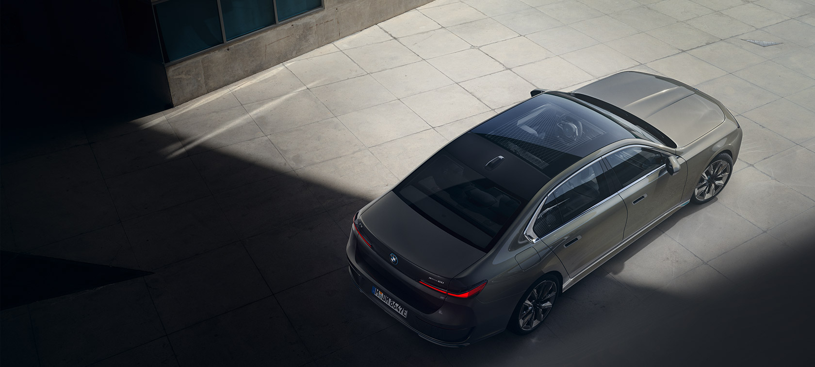 BMW i7 Sedan G70 ylhäältä katsottuna BMW i7 Sedan G70 BMW Individual Metalliväri Oxid grey ylhäältä katsottuna