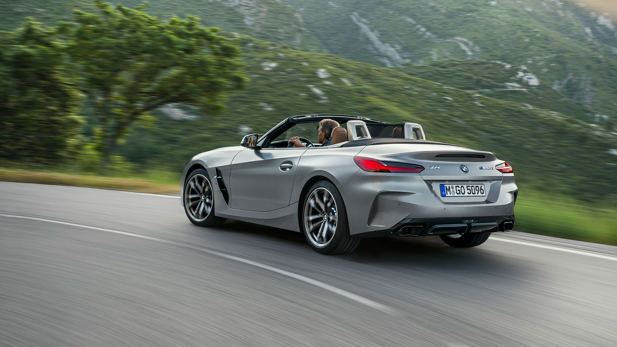 Ajodynamiikka, BMW Z4 M40i G29 BMW Z4 Roadster M40i G29 2019 BMW Individual -metalliväri Frozen Grey, kolmen neljäsosan näkymä liikkeellä olevan auton perästä