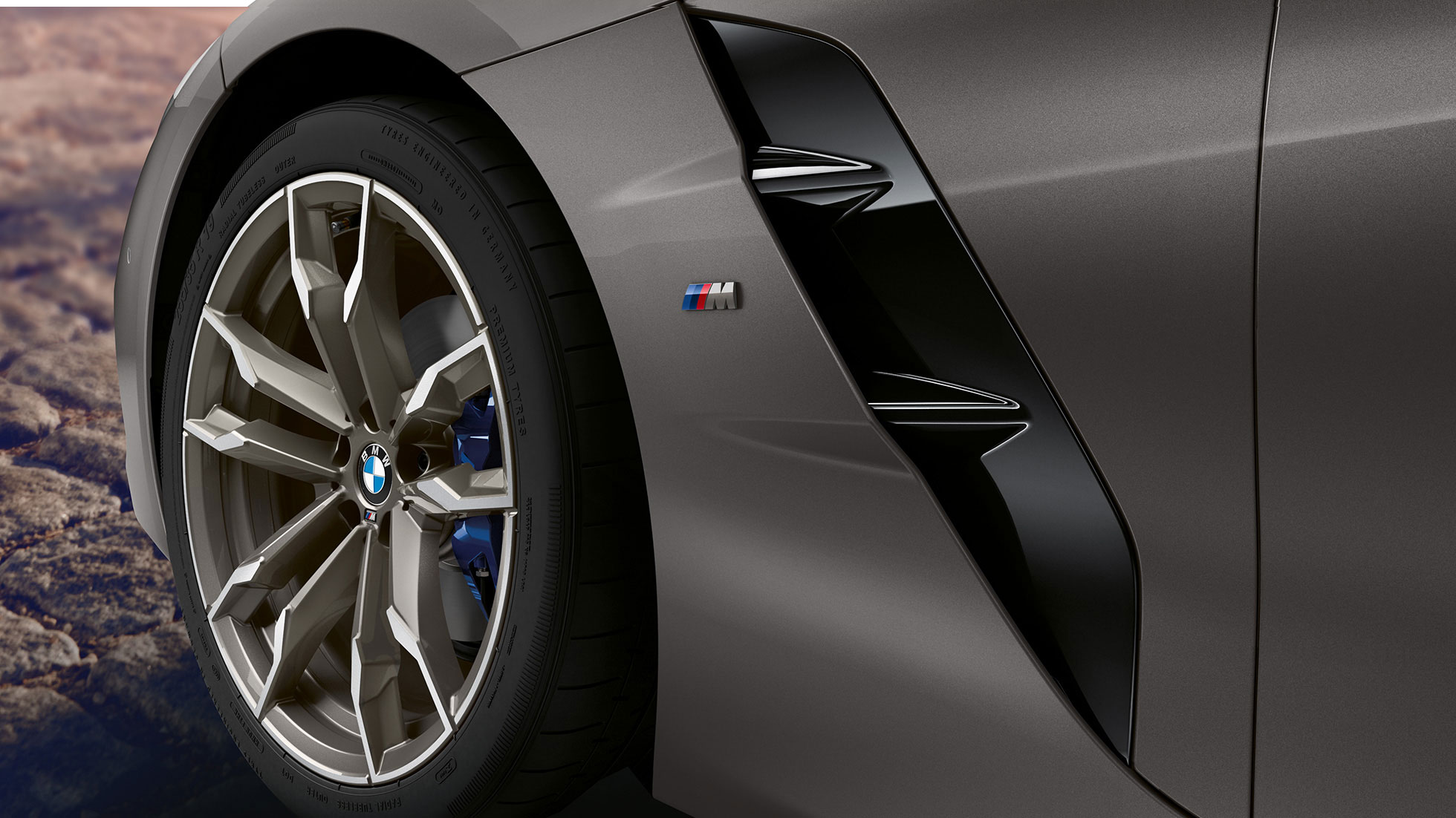 Vanne, BMW Z4 M40i G29 Vanne, BMW Z4 Roadster M40i G29 2019 BMW Individual -metalliväri Frozen Grey, lähikuva pyörästä ja Air Breatheristä