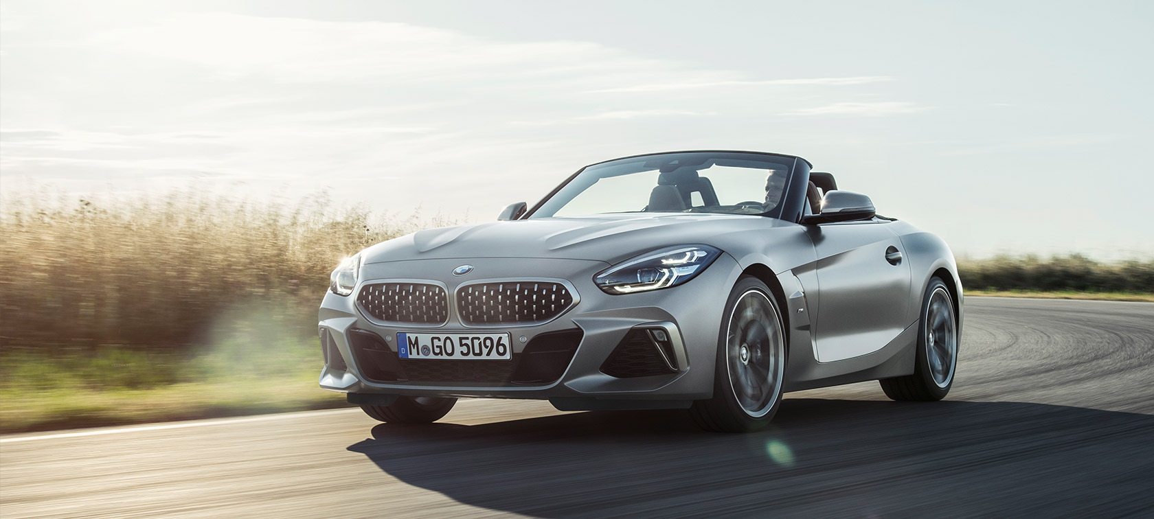 Kolmen neljäsosan näkymä keulasta, BMW Z4 M40i Roadster G29 BMW Z4 M40i Roadster G29 2019 Cabrio BMW Individual -metalliväri Frozen Grey, kolmen neljäsosan näkymä liikkeellä olevan auton keulasta