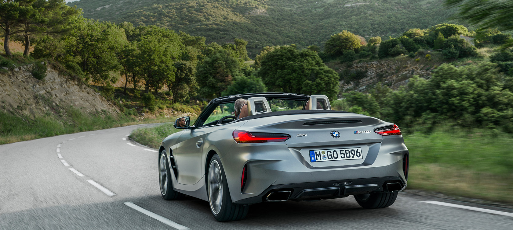 Kolmen neljäsosan näkymä perästä, BMW Z4 M40i G29 BMW Z4 M40i G29 2019 Cabrio BMW Individual -metalliväri Frozen Grey, kolmen neljäsosan näkymä perästä