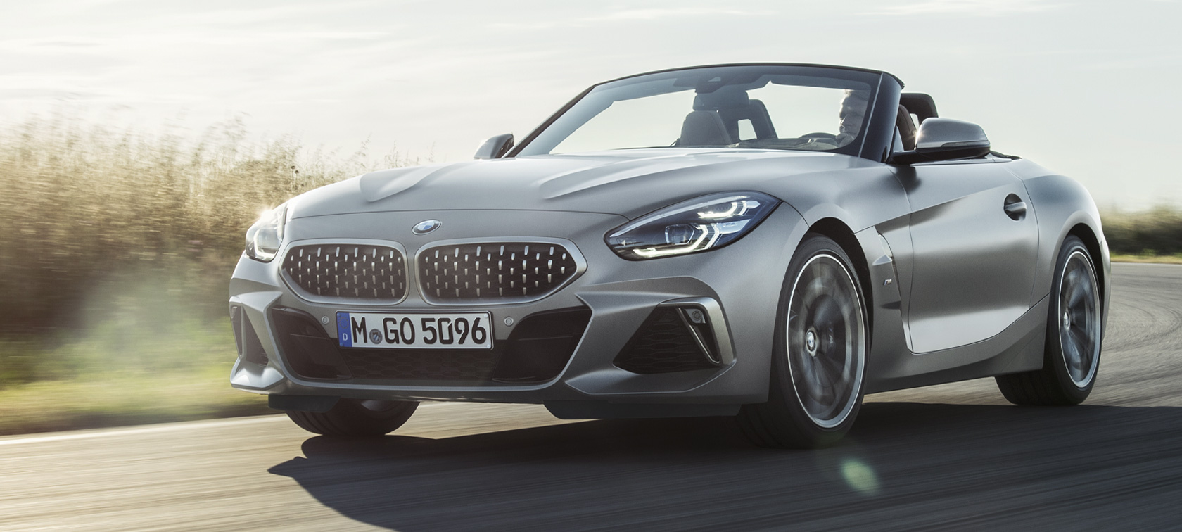Kolmen neljäsosan näkymä keulasta, BMW Z4 M40i Roadster G29 BMW Z4 M40i Roadster G29 2019 BMW Individual -metalliväri Frozen Grey, kolmen neljäsosan näkymä liikkeellä olevan auton keulasta