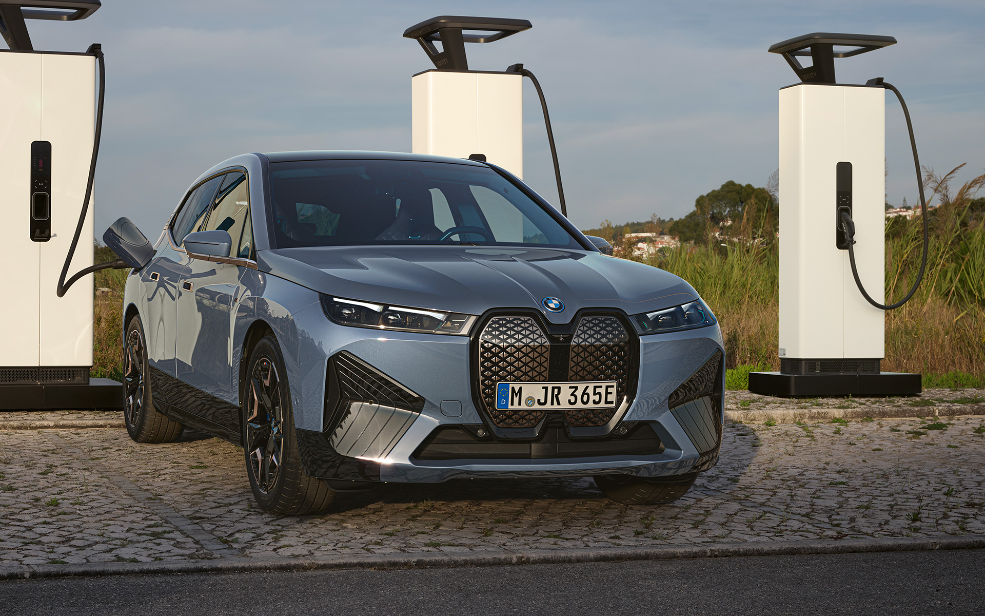 BMW iX M60 i20 2022 sähköinen SUV sähköauto metalliväri Oxide Grey etukuva
