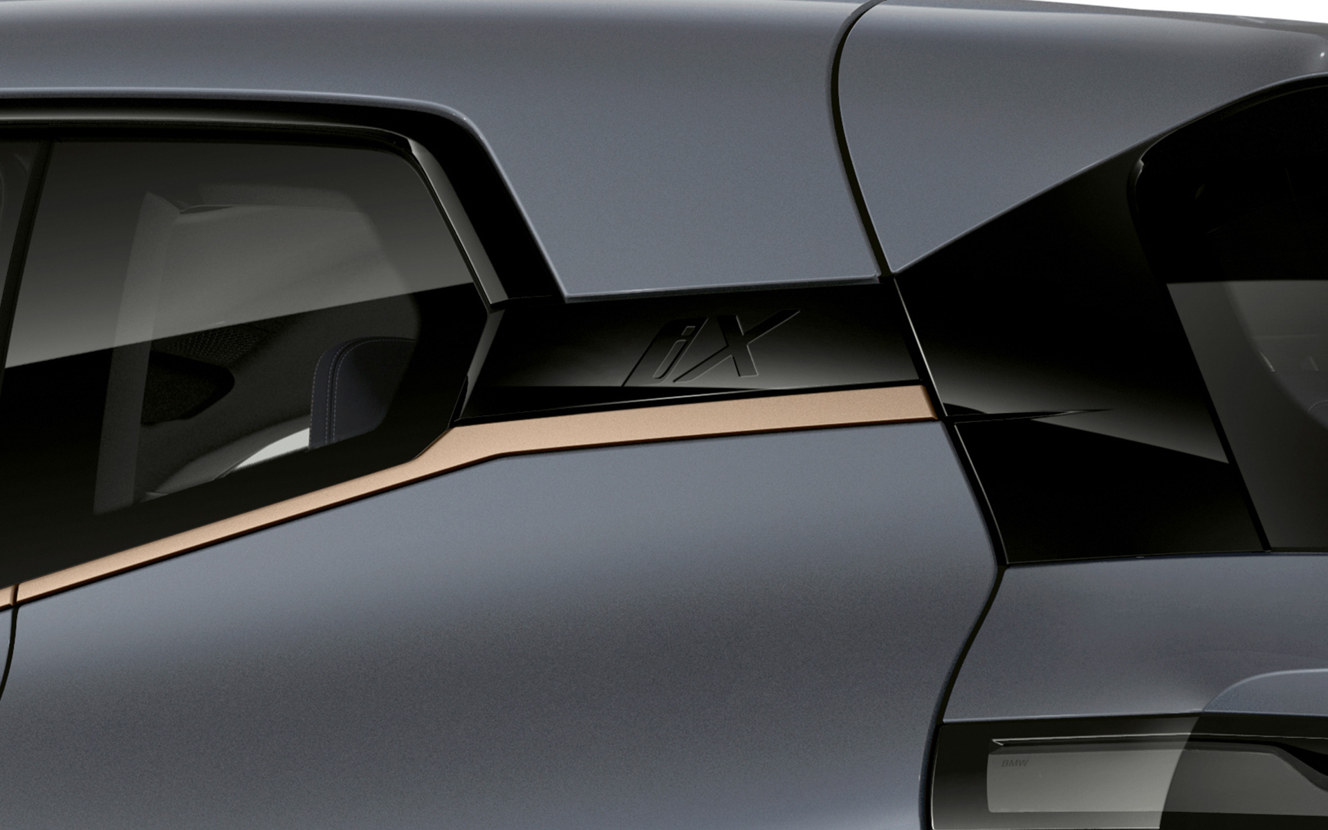 BMW iX M60 i20 2022 sähköinen SUV sähköauto metalliväri Oxide Grey lähikuva iX-merkki Hofmeisterin muotoilemassa C-pylvään taitteessa BMW Individual Exterieur Line Titanium Bronzessa