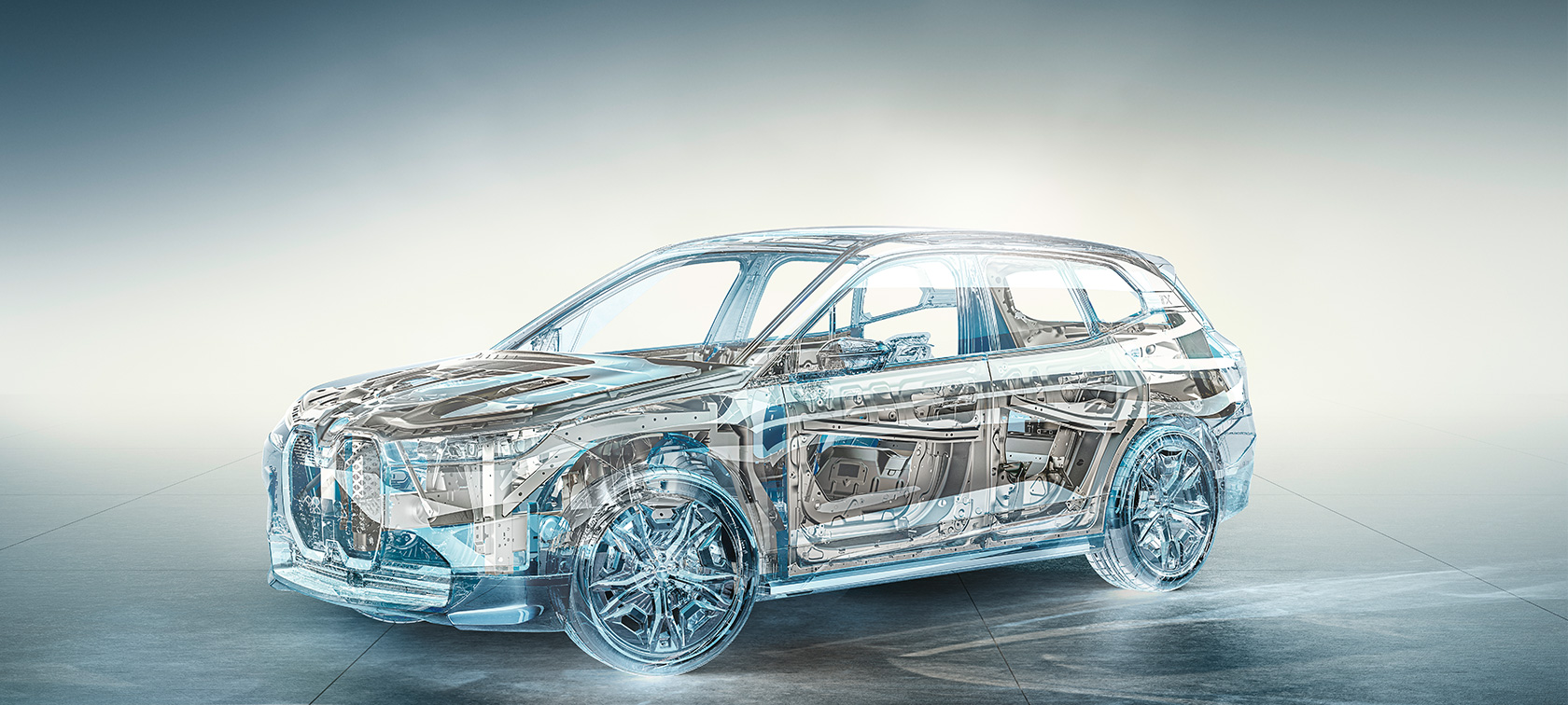 BMW iX M60 i20 2022 sähköinen SUV sähköauto liikkeellä rantatiellä BMW iX M60 i20 2022 sähköinen SUV sähköauto metalliväri Oxide Grey takaa katsottuna liikkeellä rantatiellä