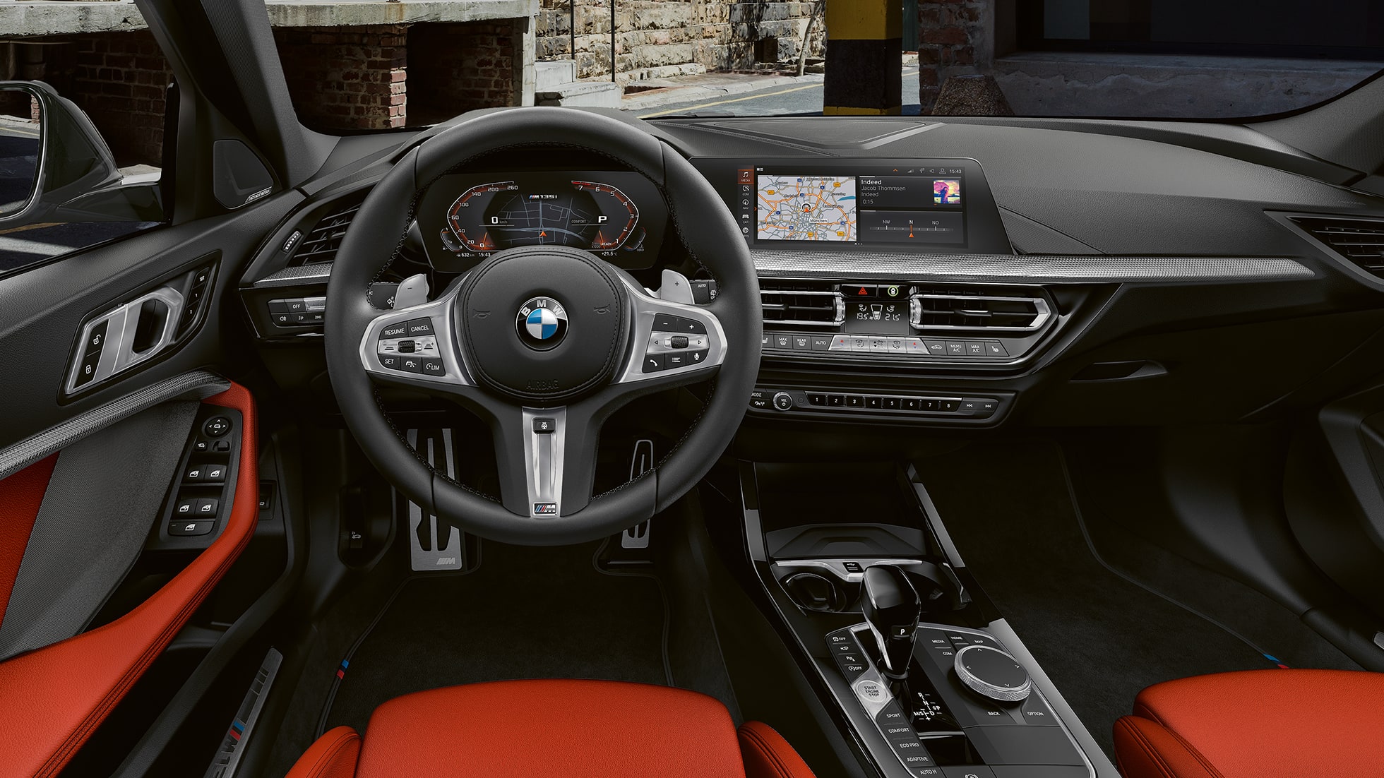 BMW M135i xDriven sisätila. BMW M135i xDriven sisätila, jossa nahkainen M ohjauspyörä ja M urheiluistuimet.