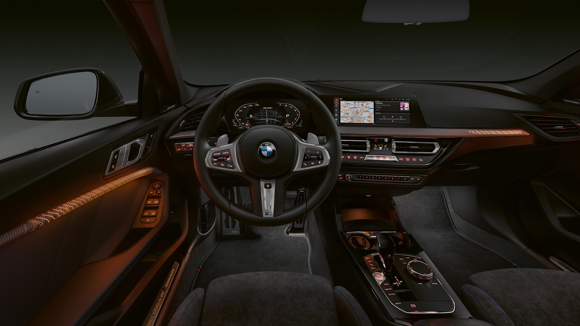 BMW M135i xDrive, ohjaamo. BMW M135i xDriven Premium-sisätila, jossa valaistut sisäkoristelistat.