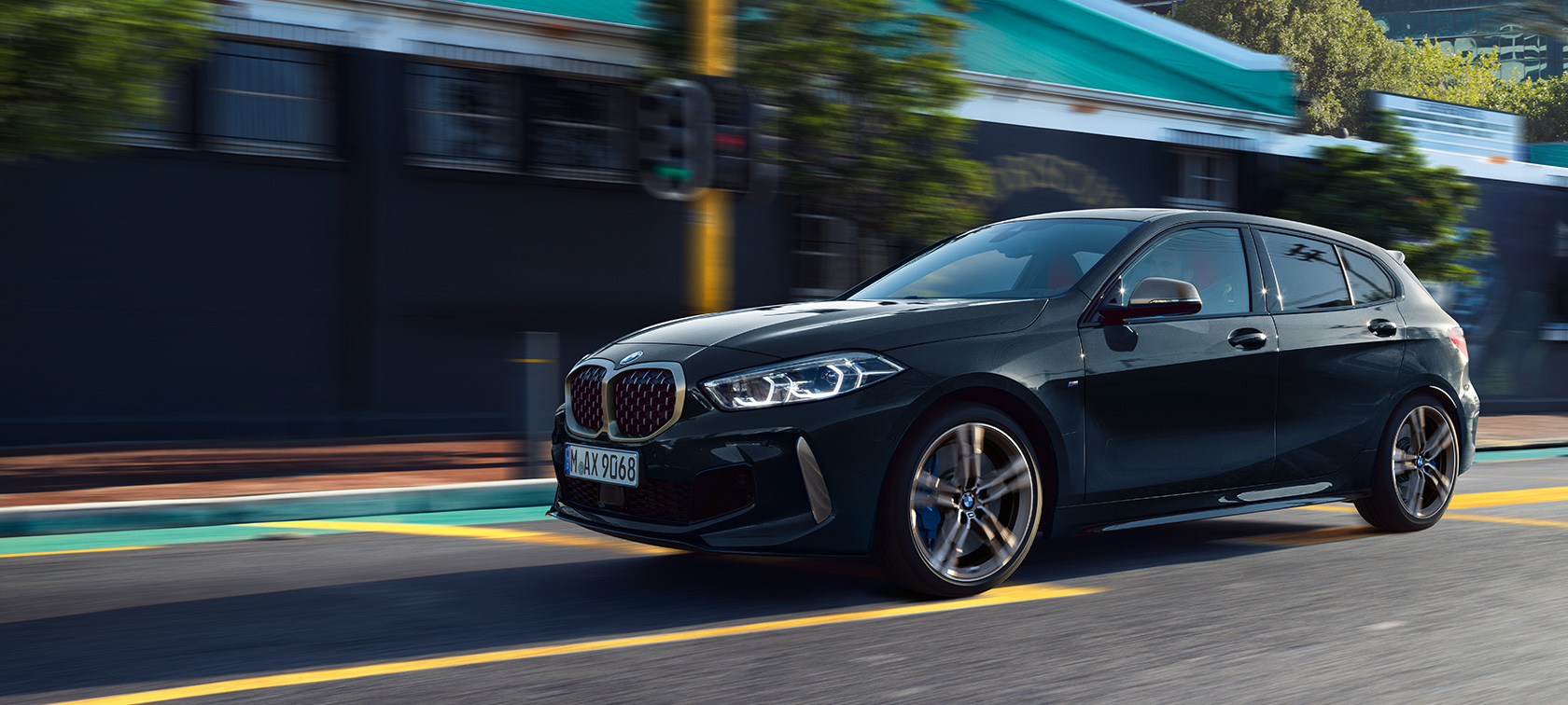 Uusi BMW M135i xDrive. Uusi BMW M135i xDrive, metalliväri Sapphire Black, 3/4 sivunäkymä ajavasta autosta.
