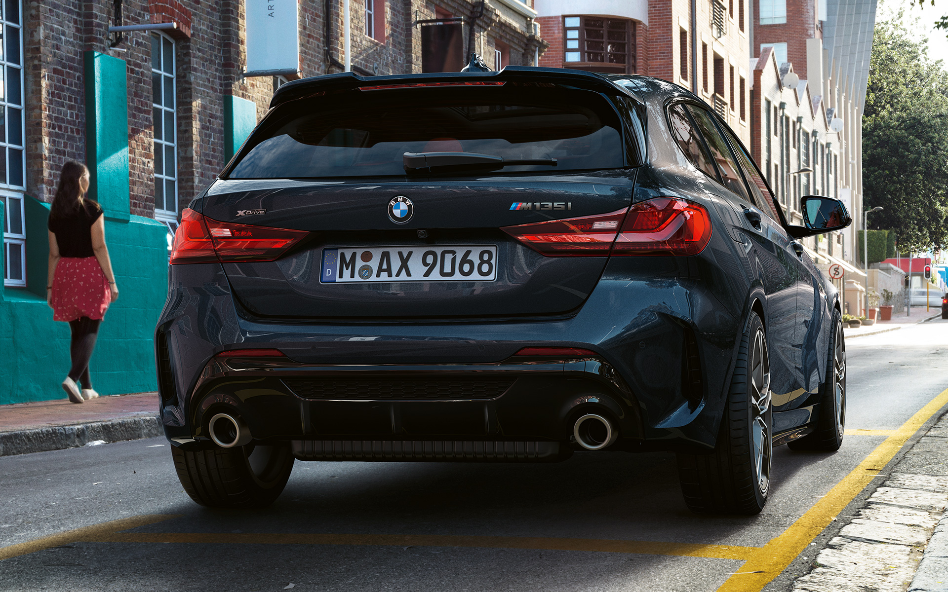 BMW M135i xDrive (F40), metallivärillä Black Sapphire, näkymä perästä auton ollessa pysäköitynä