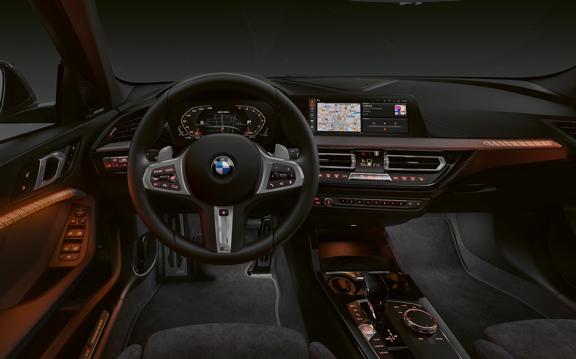 BMW M135i xDrive (F40), premium-luokan sisätila, jossa on valaistut sisäkoristelistat