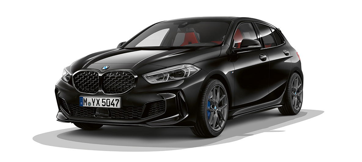 BMW M135i xDrive (F40), M Performance -paketti BMW M135i xDrive (F40), metallivärillä Black Sapphire, M Performance -paketilla, kolmen neljäosan näkymä keulasta