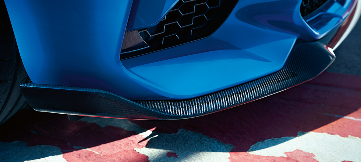 Etuspoilerilippa BMW M2 CS Etuspoilerilippa BMW M2 CS F87, metalliväri Misano Blue, lähikuva