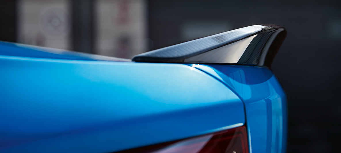 Takaspoileri BMW M2 CS Takaspoileri BMW M2 CS F87, metalliväri Misano Blue, lähikuva