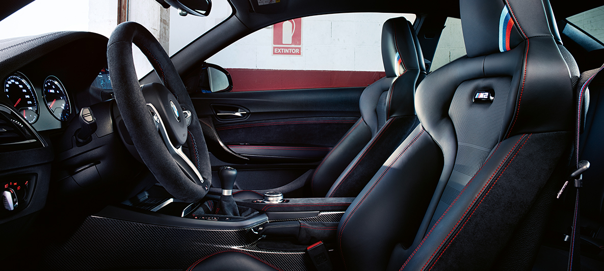 Sisätila BMW M2 CS Sisätila BMW M2 CS F87, metalliväri Misano Blue, lähikuva