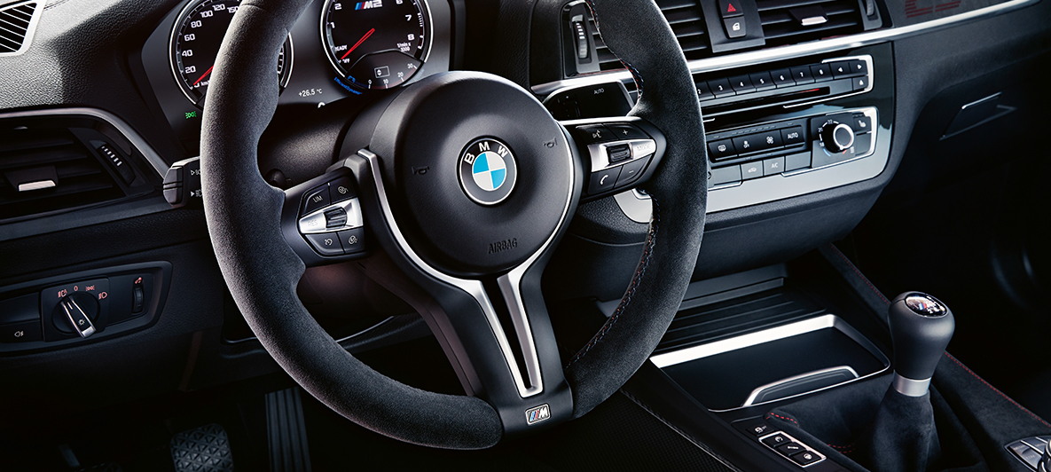Ohjaamo BMW M2 CS Ohjaamo BMW M2 CS F87, metalliväri Misano Blue, lähikuva
