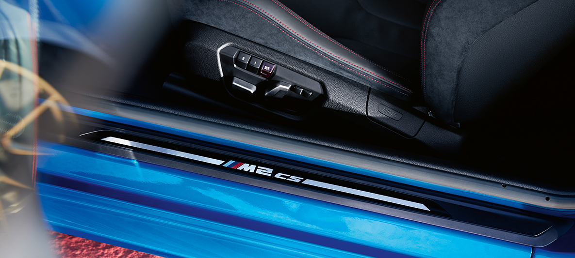 Kynnyslista BMW M2 CS Kynnyslista BMW M2 CS F87, metalliväri Misano Blue, lähikuva