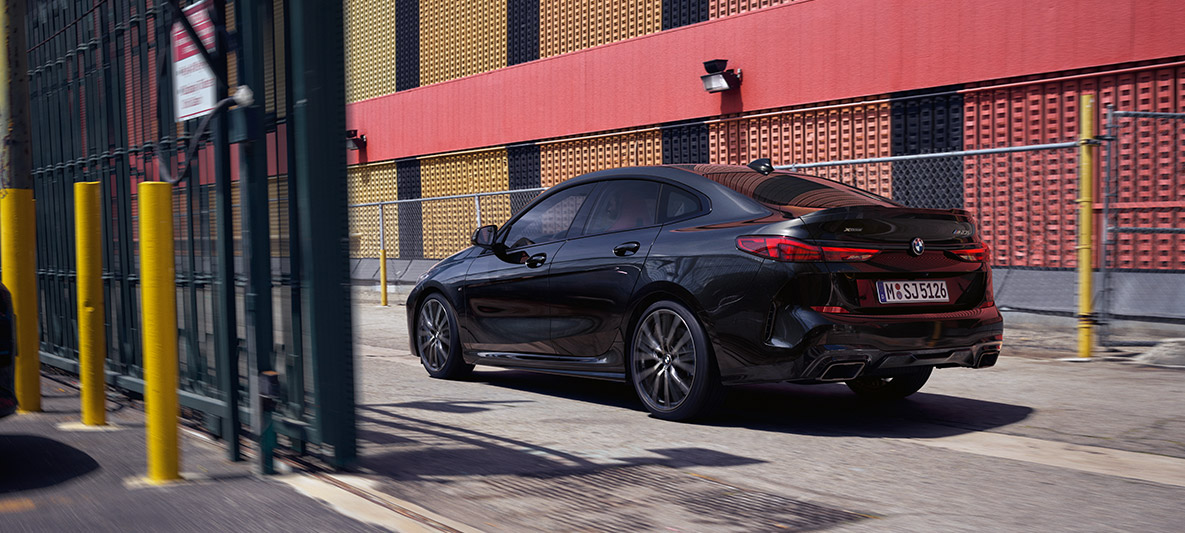 M Performance -paketti, BMW M235i xDrive Gran Coupé M Performance -paketti, BMW M235i xDrive Gran Coupé metalliväri Black Sapphire F44, 3/4-sivunäkymä