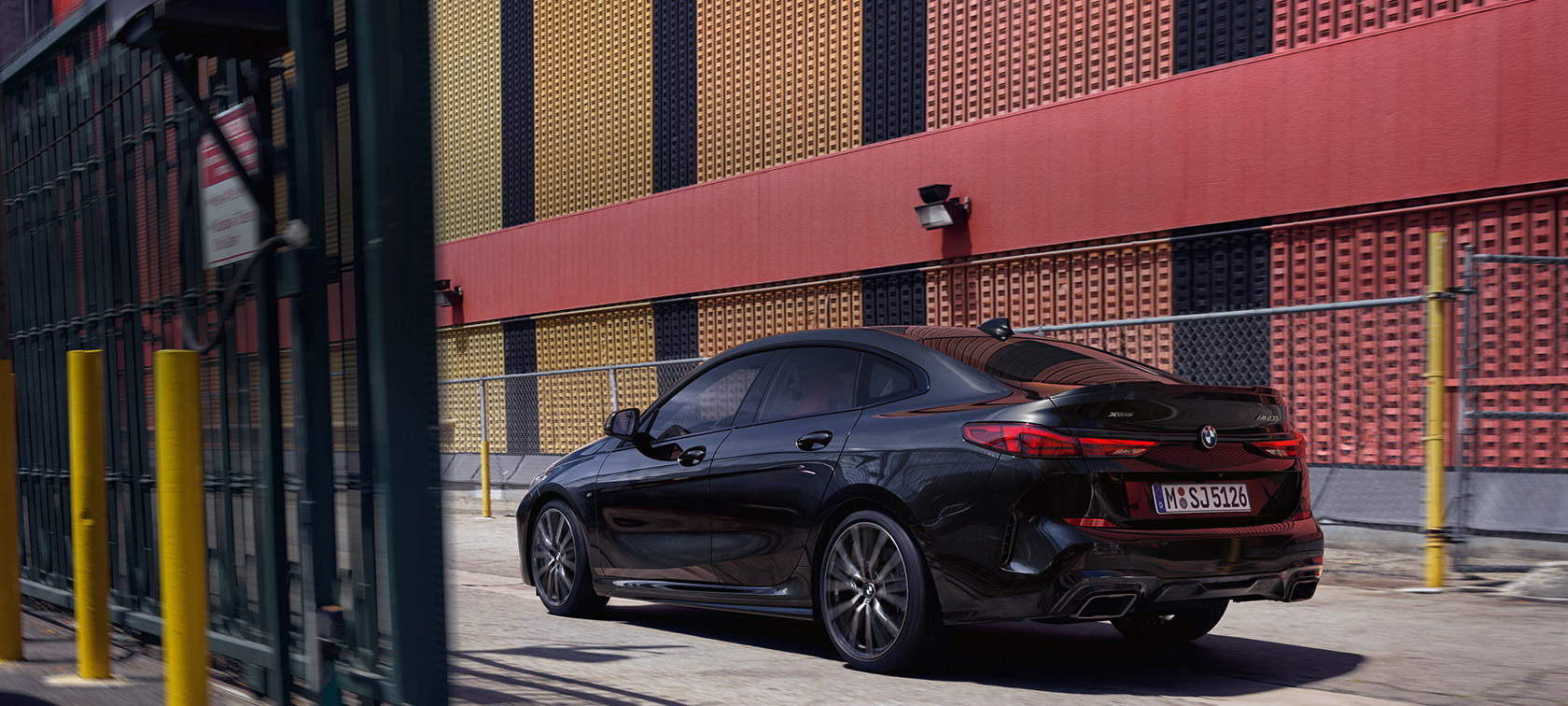 BMW M235i xDrive Gran Coupé, 3/4-sivunäkymä BMW M235i xDrive Gran Coupé metalliväri Black Sapphire F44, 3/4-sivunäkymä