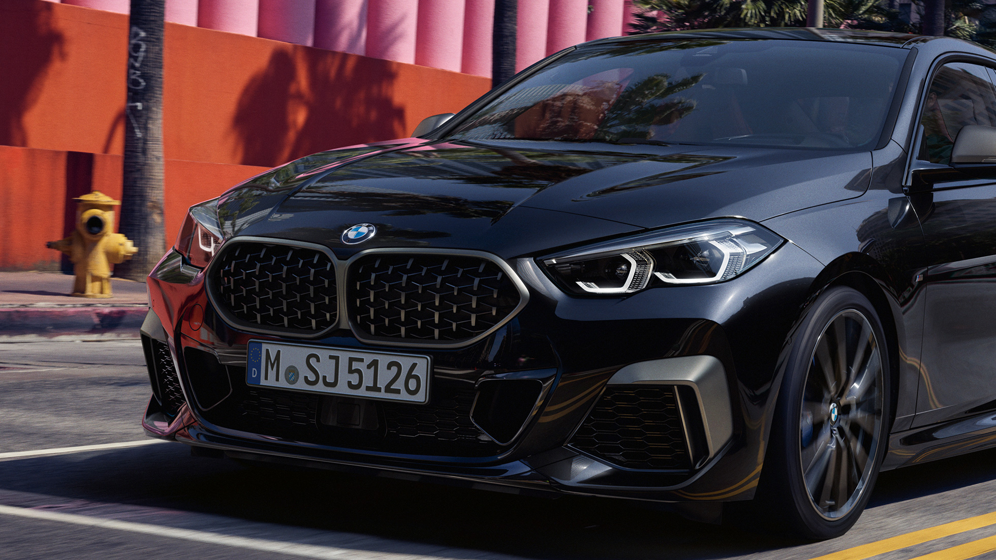 Ulkopuolen muotoilu, BMW M235i xDrive Gran Coupé Ulkopuolen muotoilu, BMW M235i xDrive Gran Coupé 2020 metalliväri Black Sapphire F44, näkymä keulasta