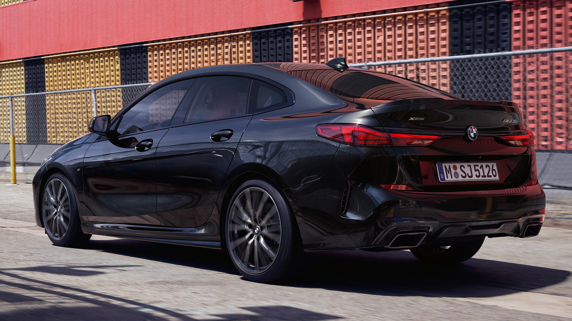 BMW M235i xDrive Gran Coupé, 3/4-näkymä perästä BMW M235i xDrive Gran Coupé 2020 metalliväri Black Sapphire F44, 3/4-näkymä perästä, ulkopuoli