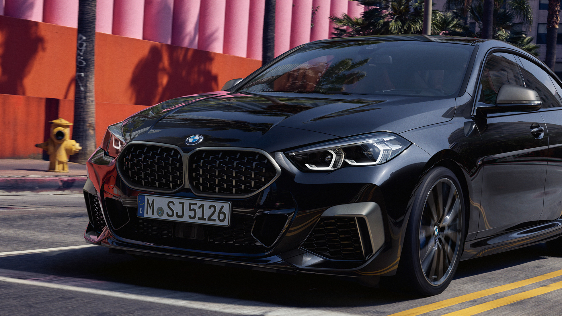 Keulan muotoilu, BMW M235i xDrive Gran Coupé Keulan muotoilu, BMW M235i xDrive Gran Coupé 2020 metalliväri Black Sapphire F44, 3/4-näkymä keulasta