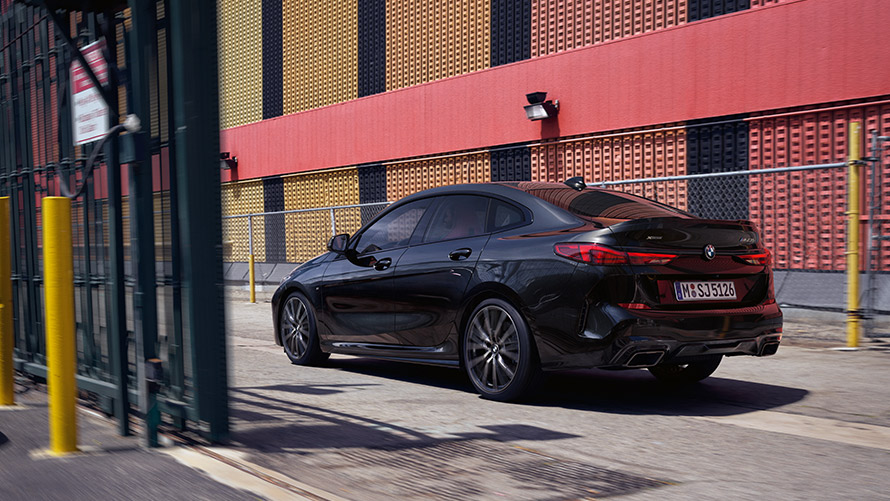 BMW M235i xDrive Gran Coupé F44, tekniset tiedot BMW M235i xDrive Gran Coupé F44 metalliväri Black Sapphire, kolmen neljäsosan näkymä liikkeellä olevan auton takaa