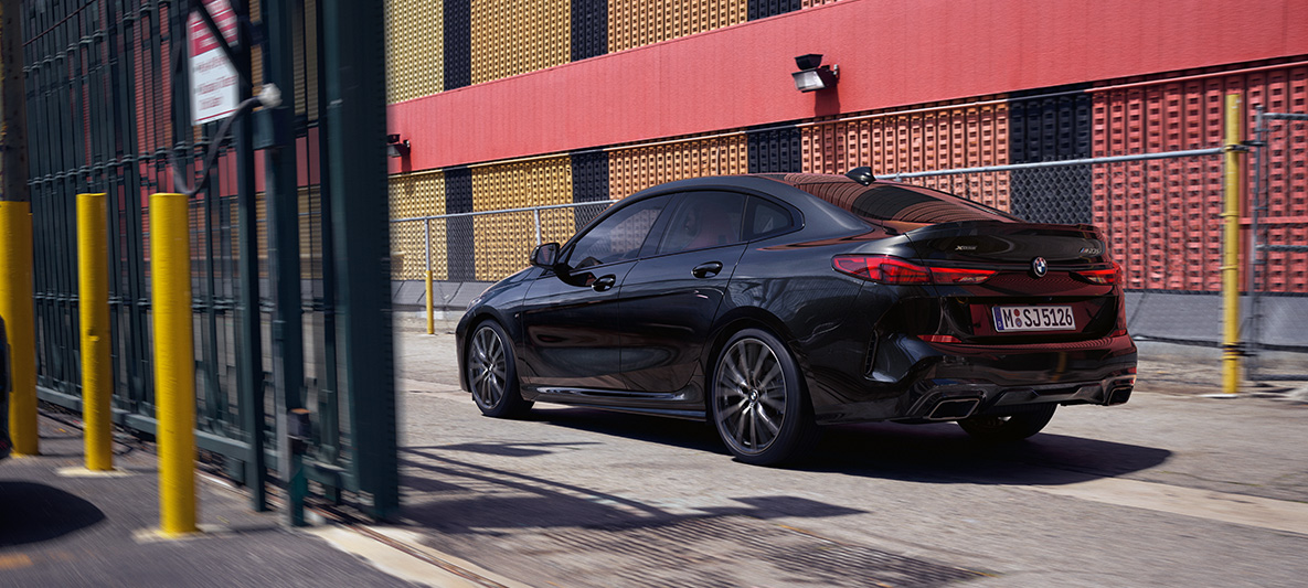 M Performance -paketti, BMW M235i xDrive Gran Coupé F44 M Performance -paketti, BMW M235i xDrive Gran Coupé F44 metalliväri Black Sapphire, kolmen neljäsosan sivunäkymä
