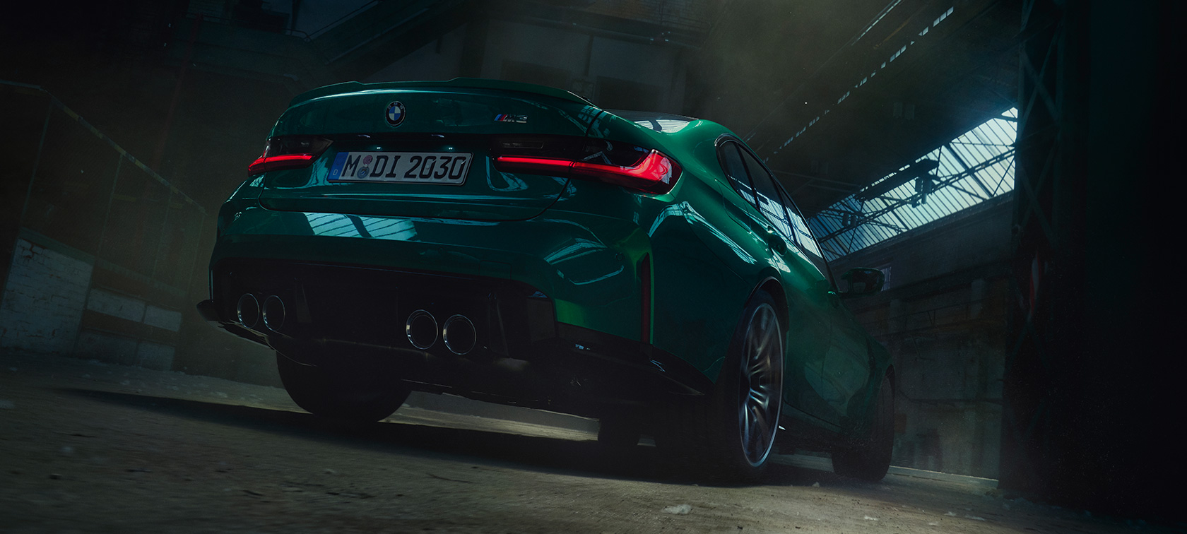 BMW M3 Sedan G80 2020, 3/4-näkymä perästä, sammakkoperspektiivi BMW M3 Sedan G80 2020 metalliväri Isle of Man Green, 3/4-näkymä perästä, sammakkoperspektiivi