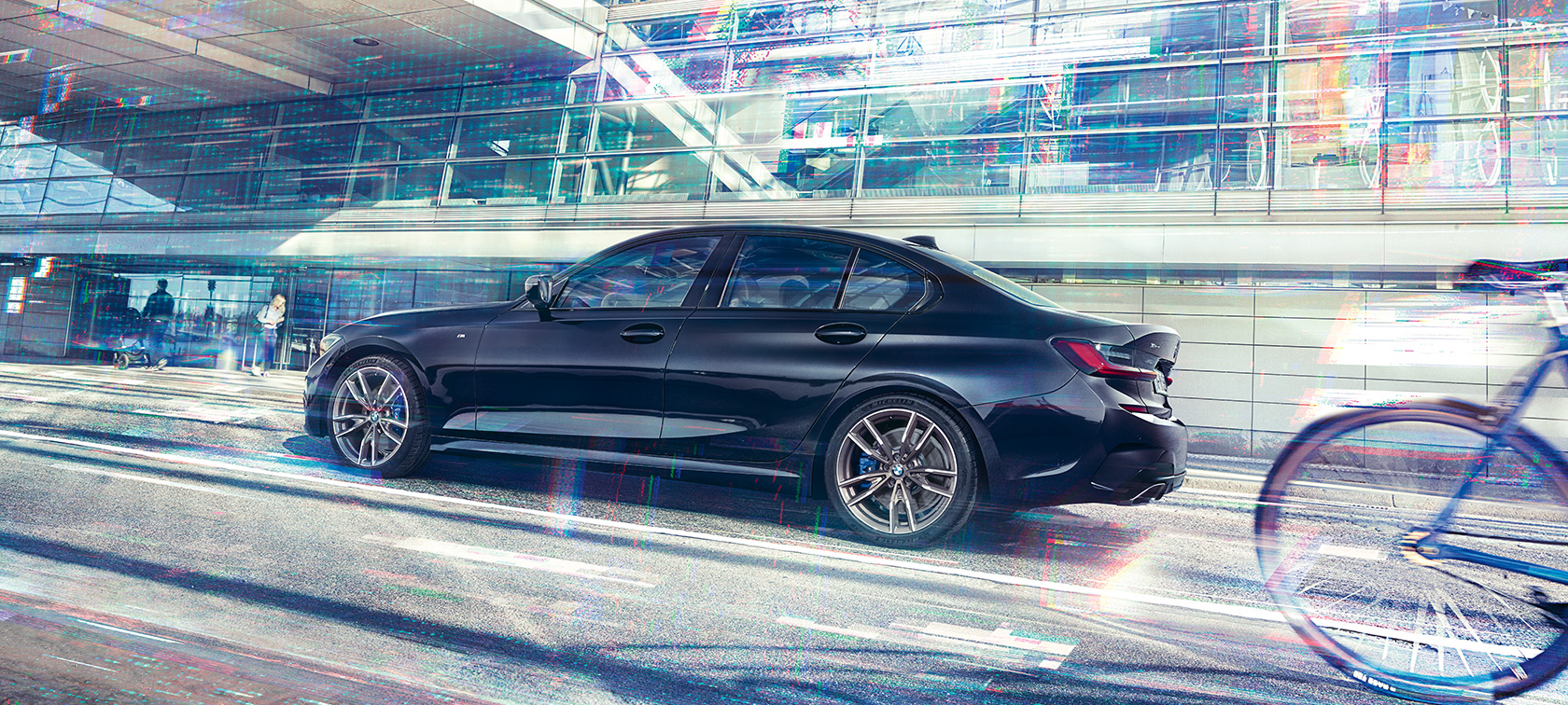 BMW M340i xDrive Sedan G20 2020, sivunäkymä liikkeellä olevasta autosta BMW M340i xDrive Sedan G20 2020 metalliväri Black Sapphire, sivunäkymä liikkeellä olevasta autosta