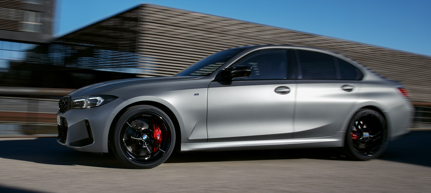 Sivukuva BMW M340i xDrive Sedan G20 BMW M340i xDrive Sedan G20 BMW Individual Frozen Pure Grey -metalliväri, sivukuva tiellä ajavasta autosta