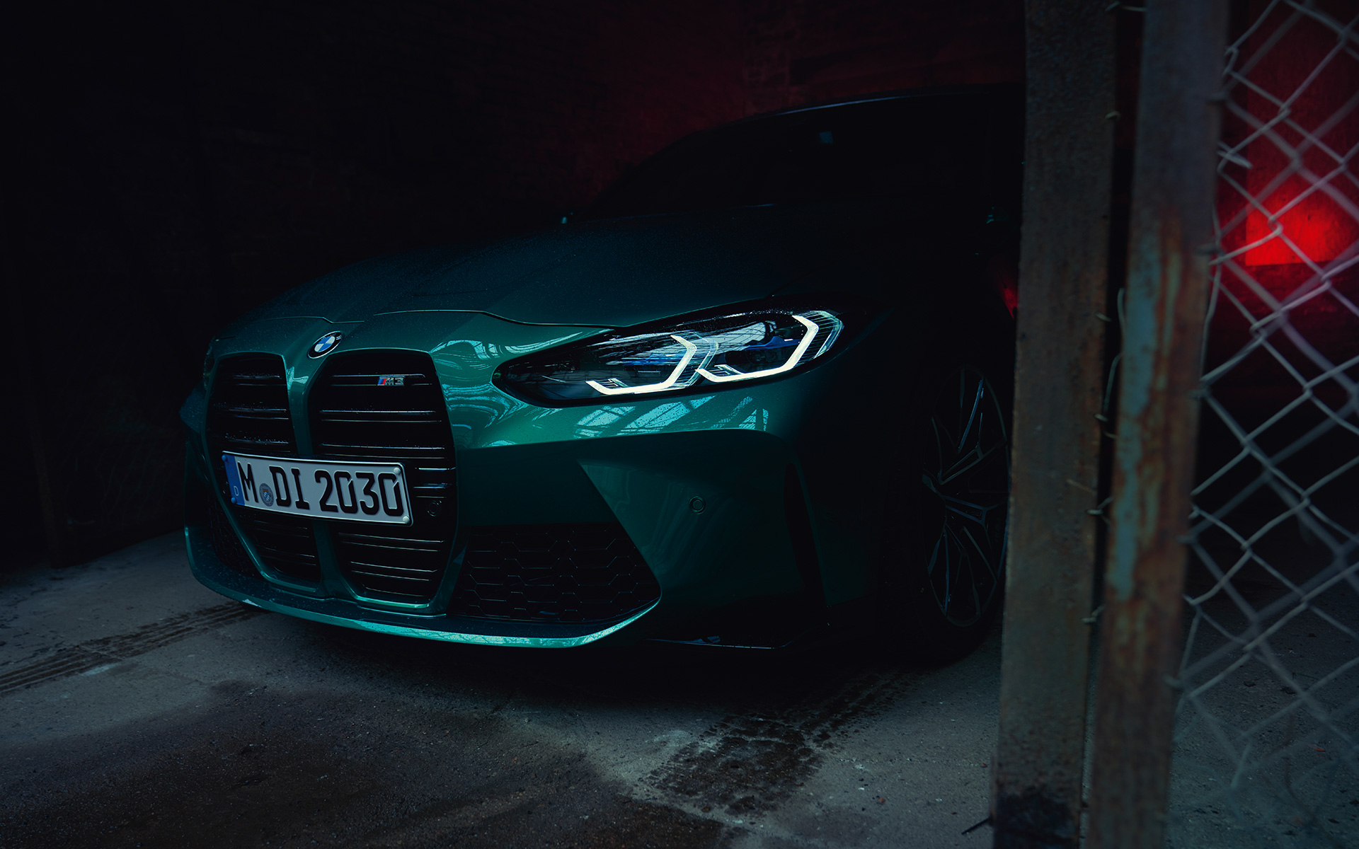 BMW M3 G80 2020 metalliväri Isle of Man Green, keula sivulta