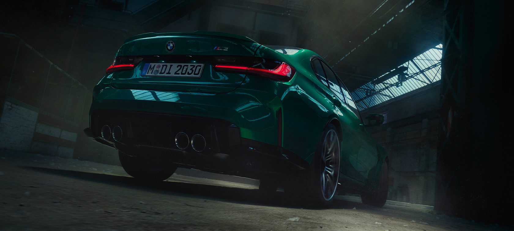 BMW M3 Sedan G80 2020, 3/4-näkymä perästä, sammakkoperspektiivi BMW M3 Sedan G80 2020 metalliväri Isle of Man Green, 3/4-näkymä perästä, sammakkoperspektiivi