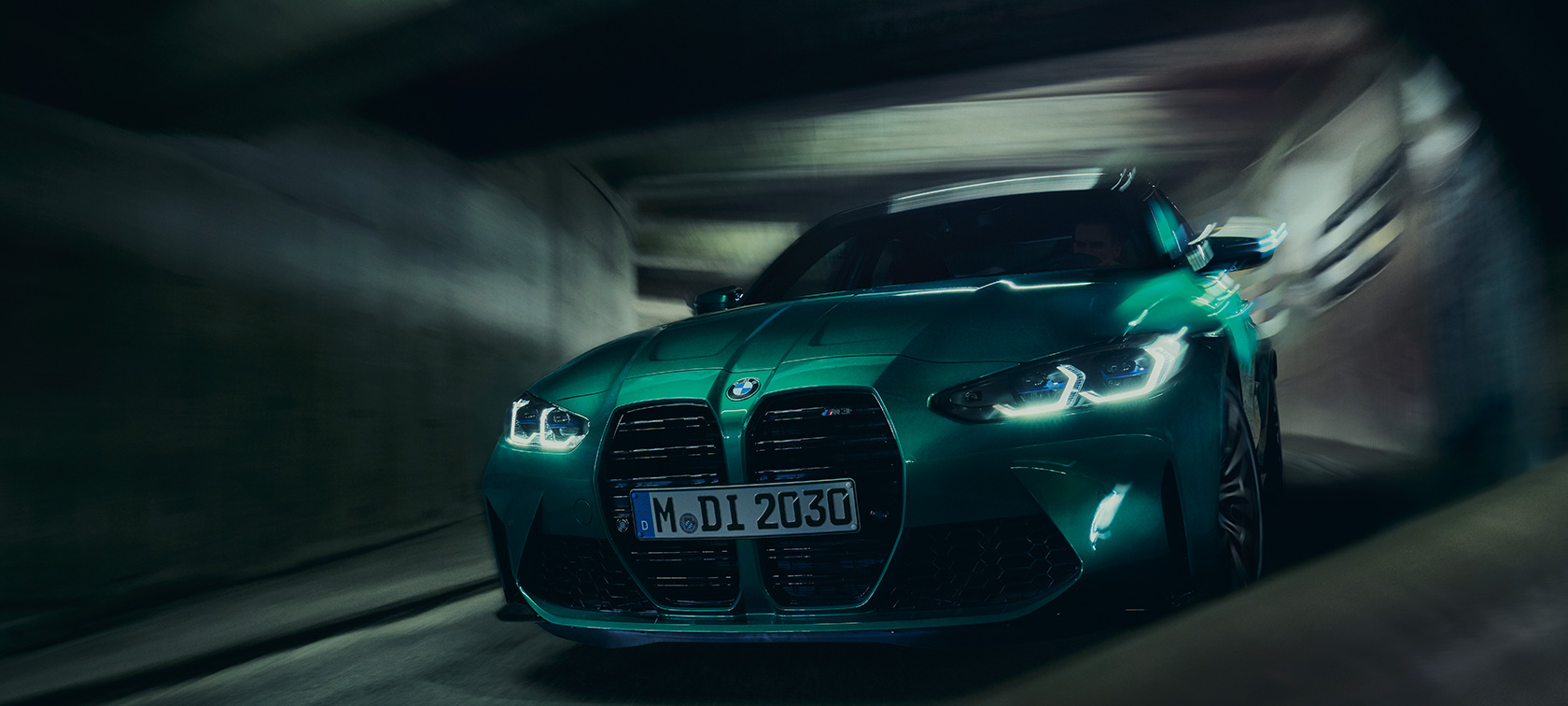 BMW M3 G80 2020 metalliväri Isle of Man Green, näkymä liikkeellä olevan auton keulasta