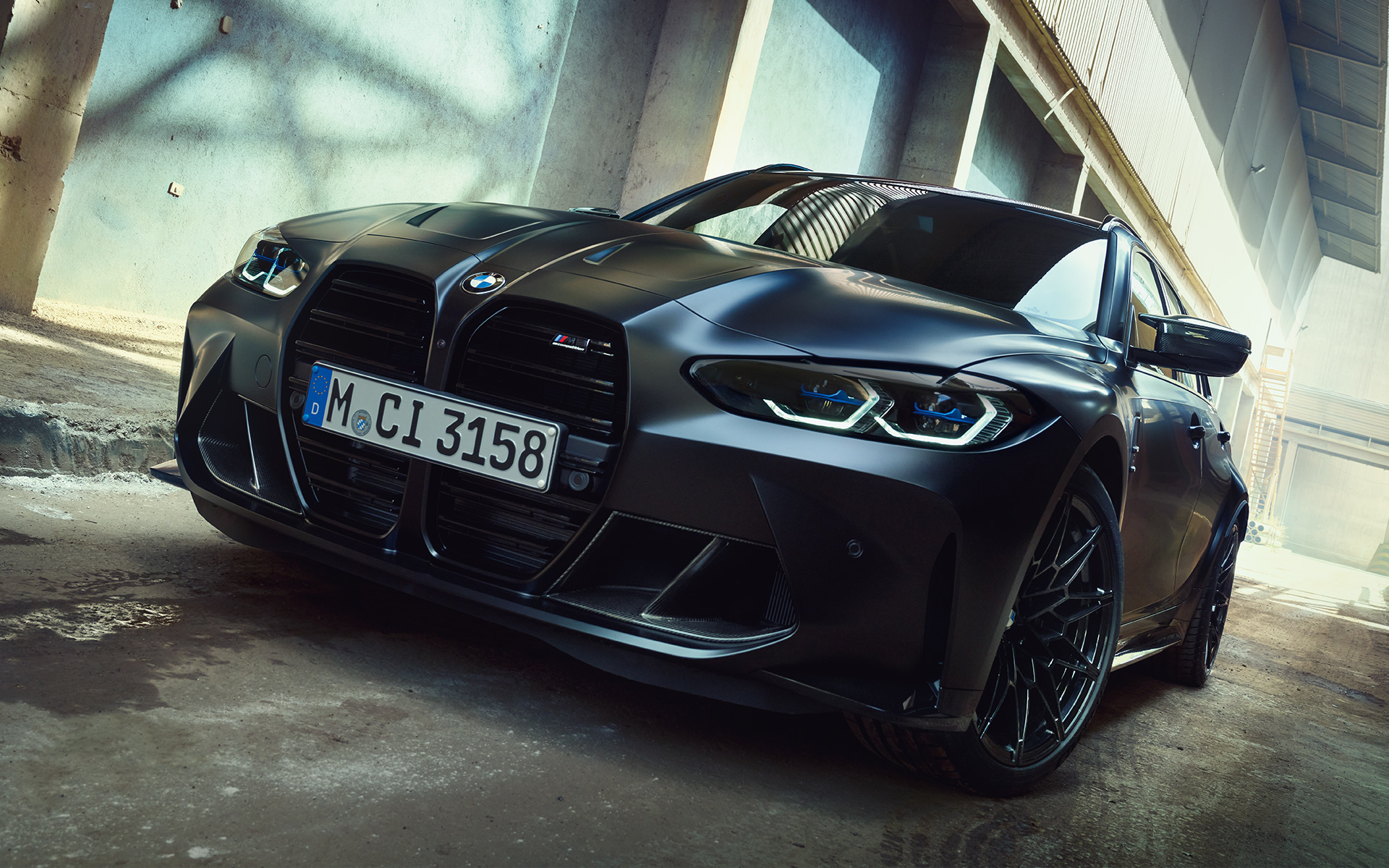 M Design BMW M3 Competition Touring G81, BMW Individual Frozen Black -metalliväri BMW M3 Competition Touring G81, BMW Individual Frozen Black -metalliväri, M Design, 3/4-näkymä keulasta