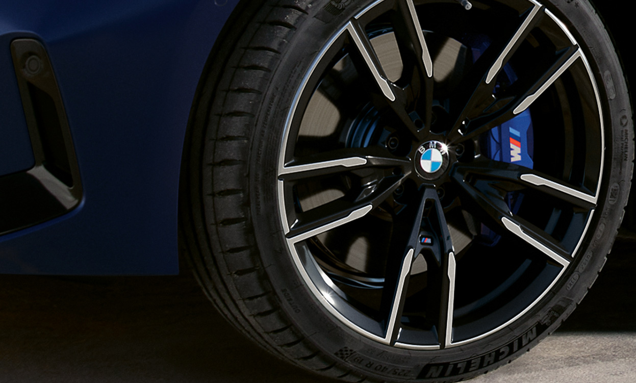BMW M340i xDrive Touring G21, Frozen Tanzanite Blue, lähikuva 19″ M-kevytmetallivanteista