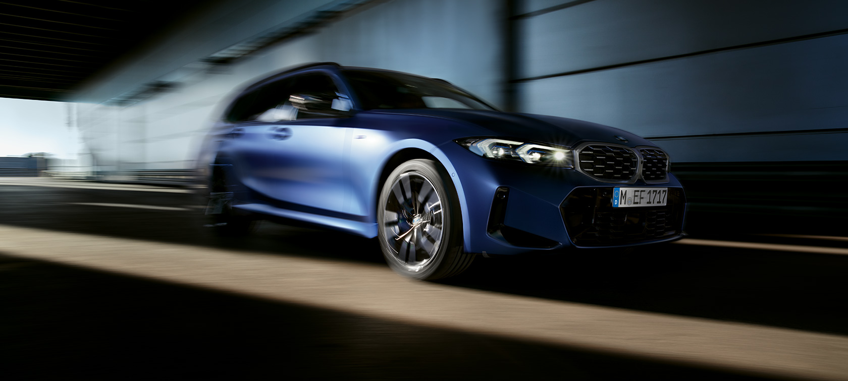 BMW M340i xDrive Touring G21, kolmen neljäsosan sivunäkymä liikkeellä olevasta autosta BMW M340i xDrive Touring G21, kolmen neljäsosan sivunäkymä liikkeellä olevasta autosta