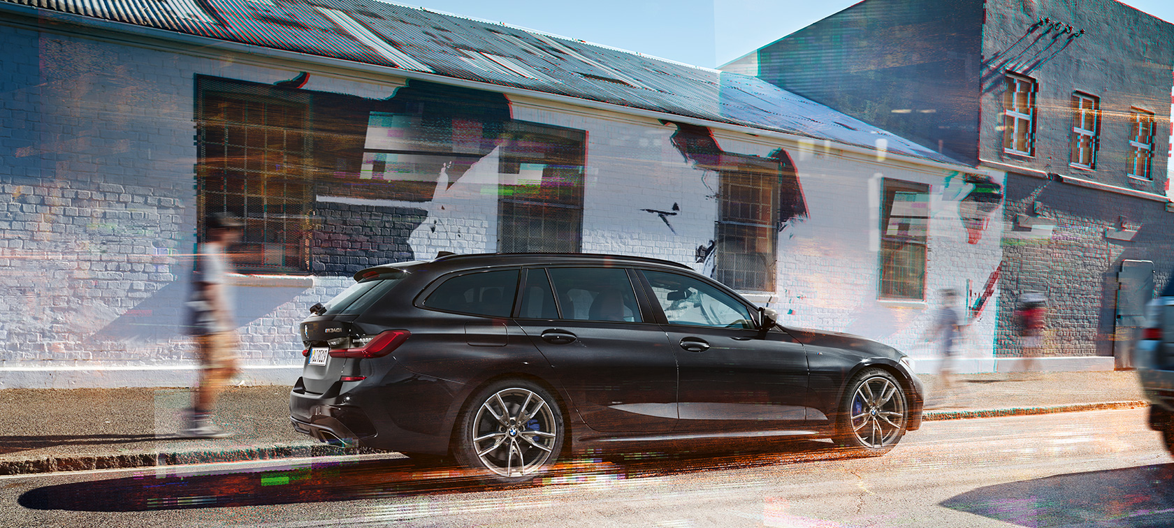 Sivunäkymä BMW M340i xDrive Touringista BMW M340i xDrive Touring G21 metalliväri Black Sapphire, sivunäkymä kadulla