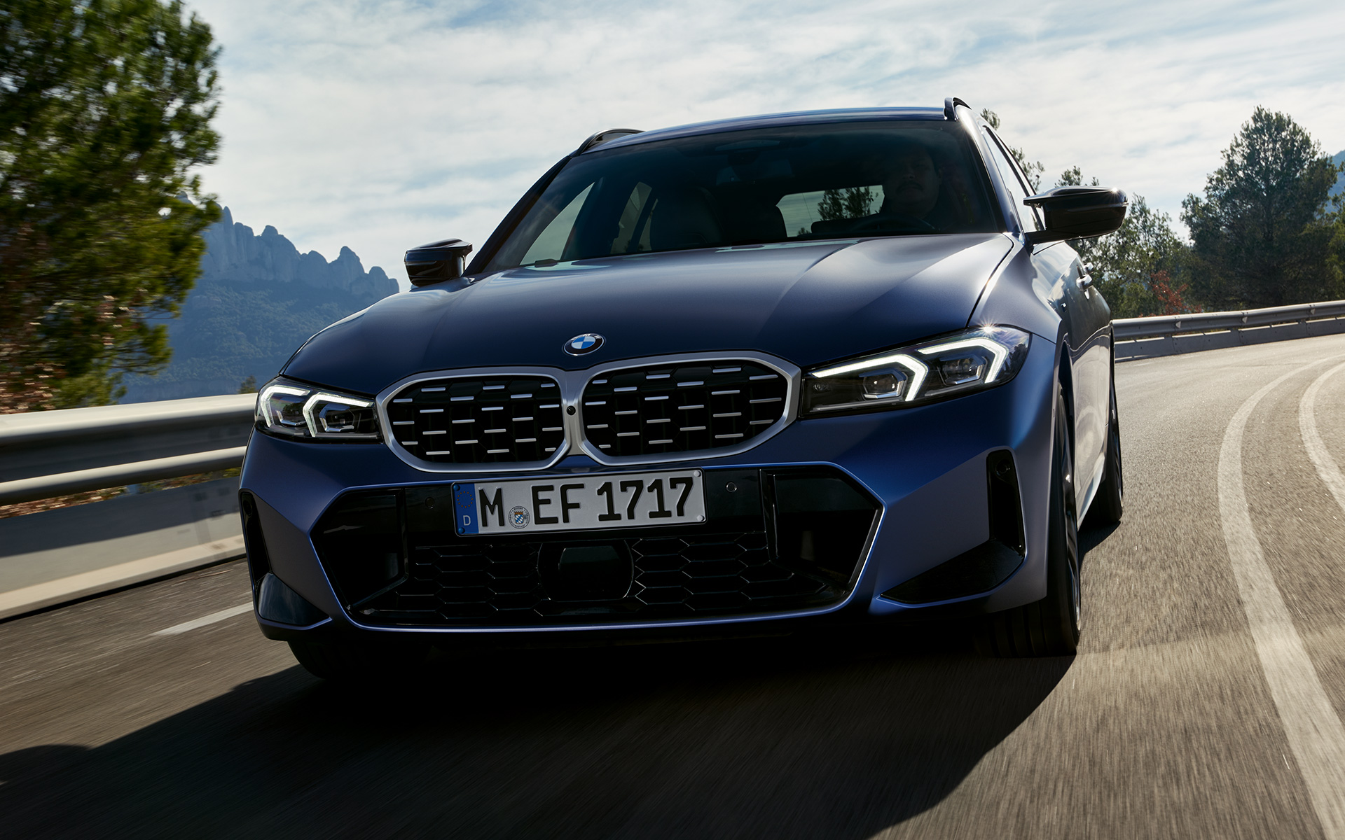 BMW M340i xDrive Touring G21, Frozen Tanzanite Blue, näkymä tiellä ajavan auton keulasta