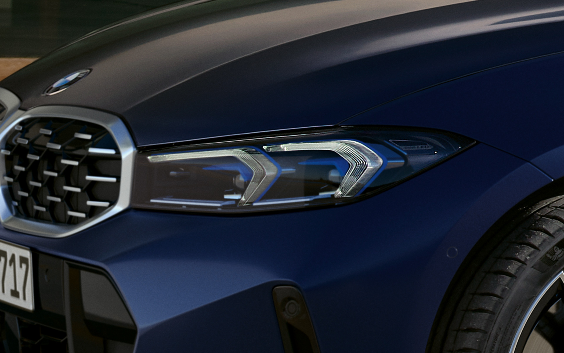 BMW M340i xDrive Touring G21, Frozen Tanzanite Blue, lähikuva LED-ajovaloista