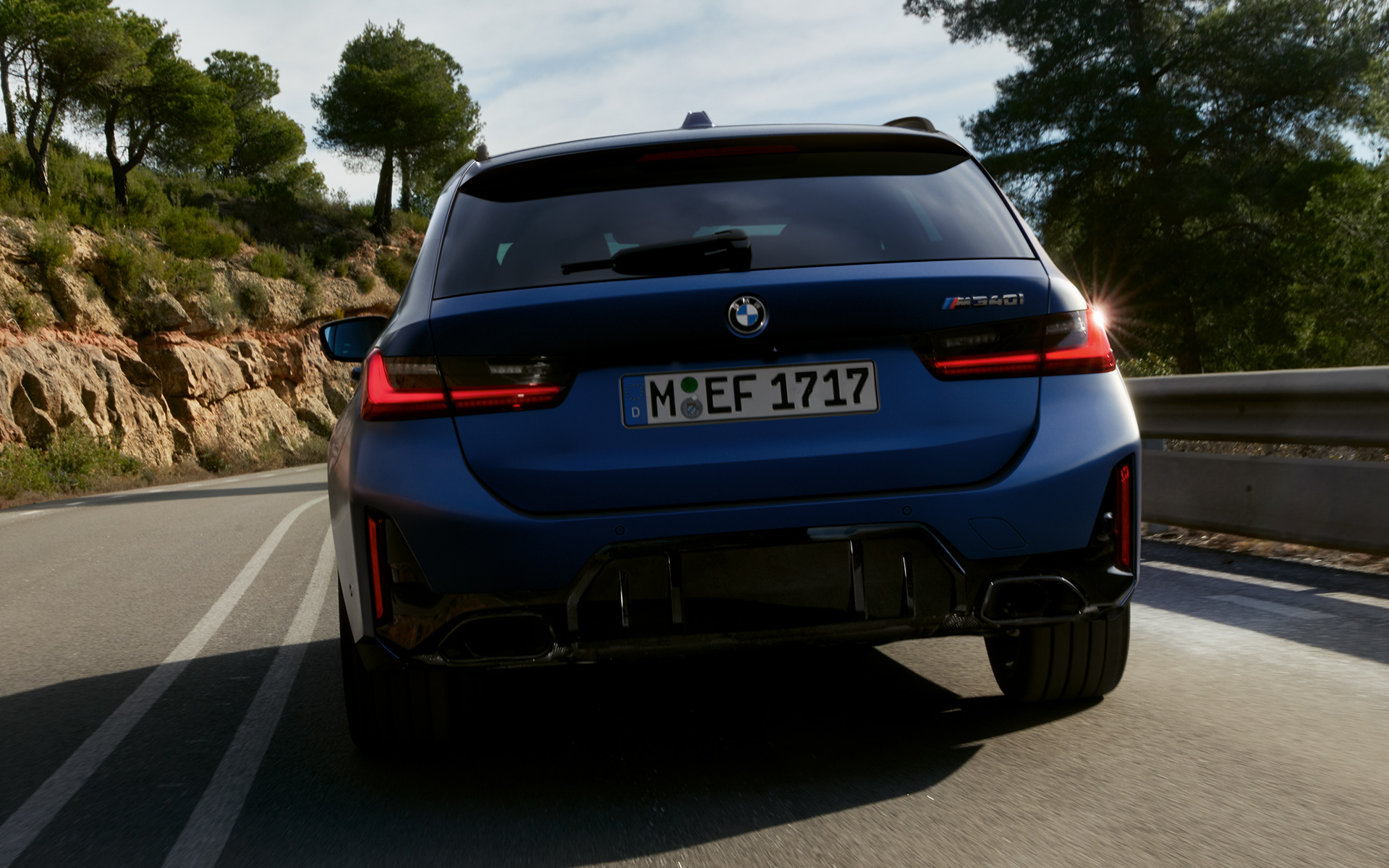 BMW M340i xDrive Touring G21, Frozen Tanzanite Blue, näkymä tiellä ajavan auton perästä