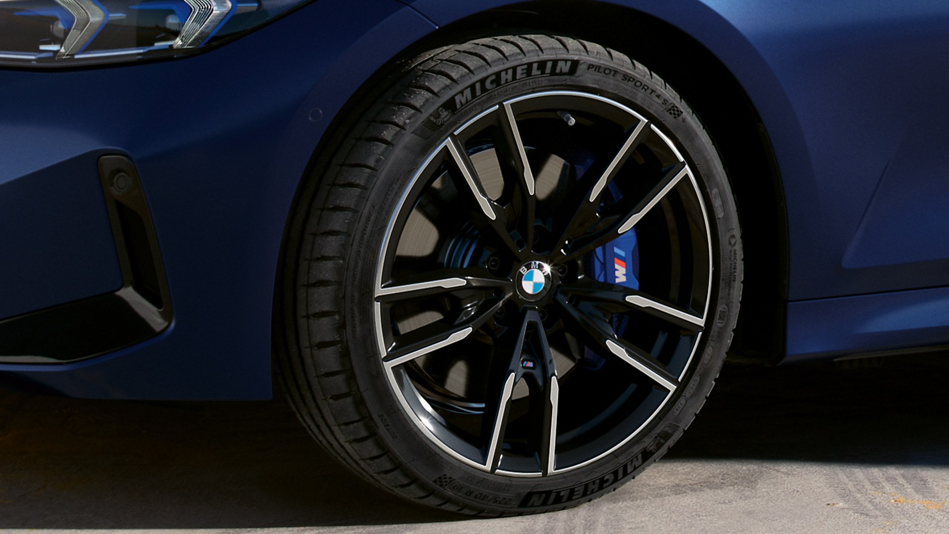 BMW M340i xDrive Touring G21, Frozen Tanzanite Blue, lähikuva 19″ M-kevytmetallivanteista