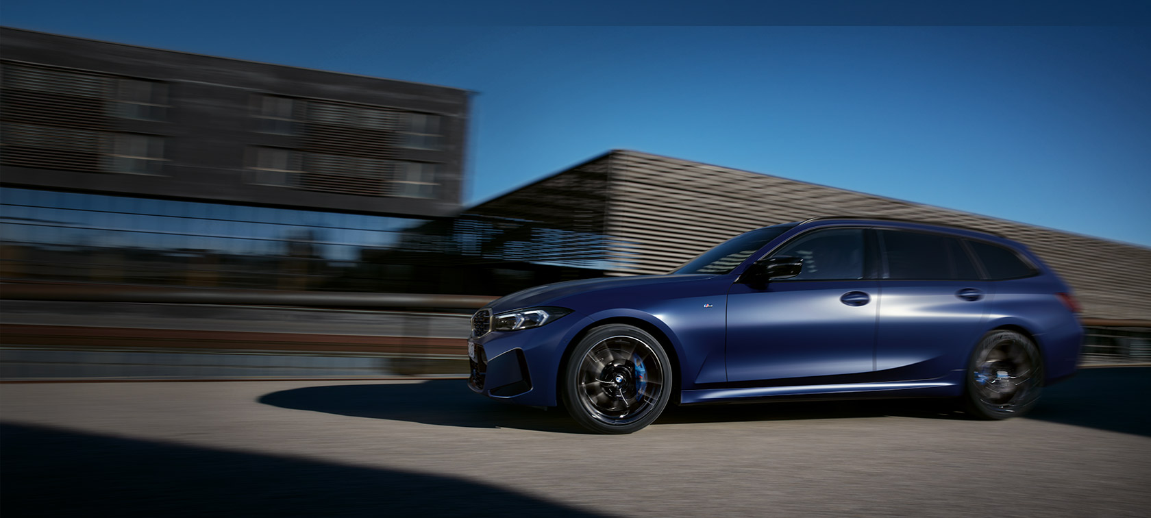 BMW M340i xDrive Touring G21, sivunäkymä liikkeellä olevasta autosta BMW M340i xDrive Touring G21, Frozen Tanzanite Blue, sivunäkymä liikkeellä olevasta autosta