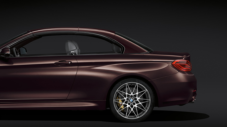 BMW M4 Cabrio katto ylhäällä BMW M4 Cabrio katto ylhäällä