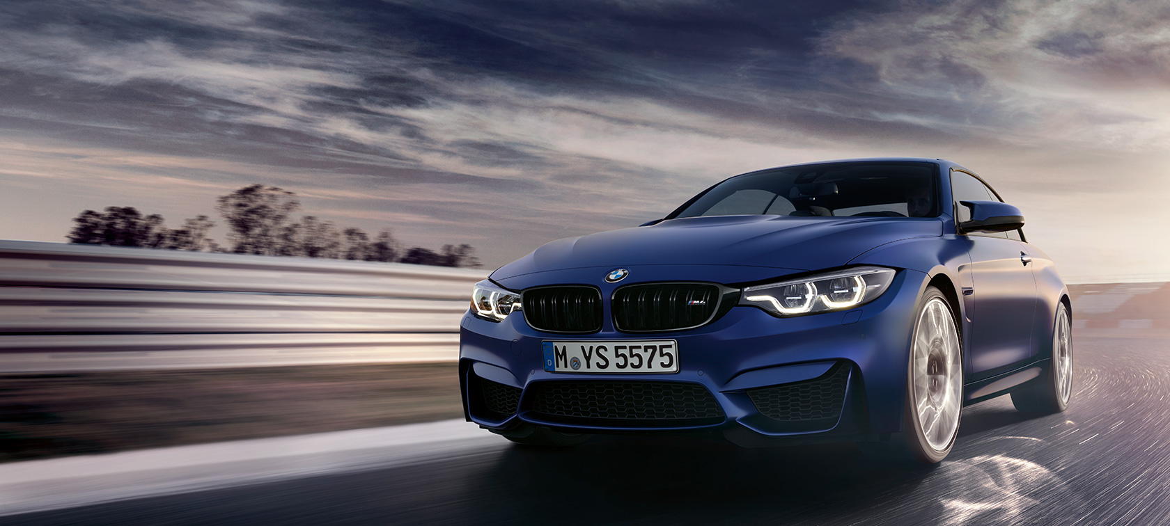 BMW M4 Cabrio BMW M4 Cabrio, kolmen neljäsosan etunäkymä ajoneuvosta sen ajaessa kilparadalla